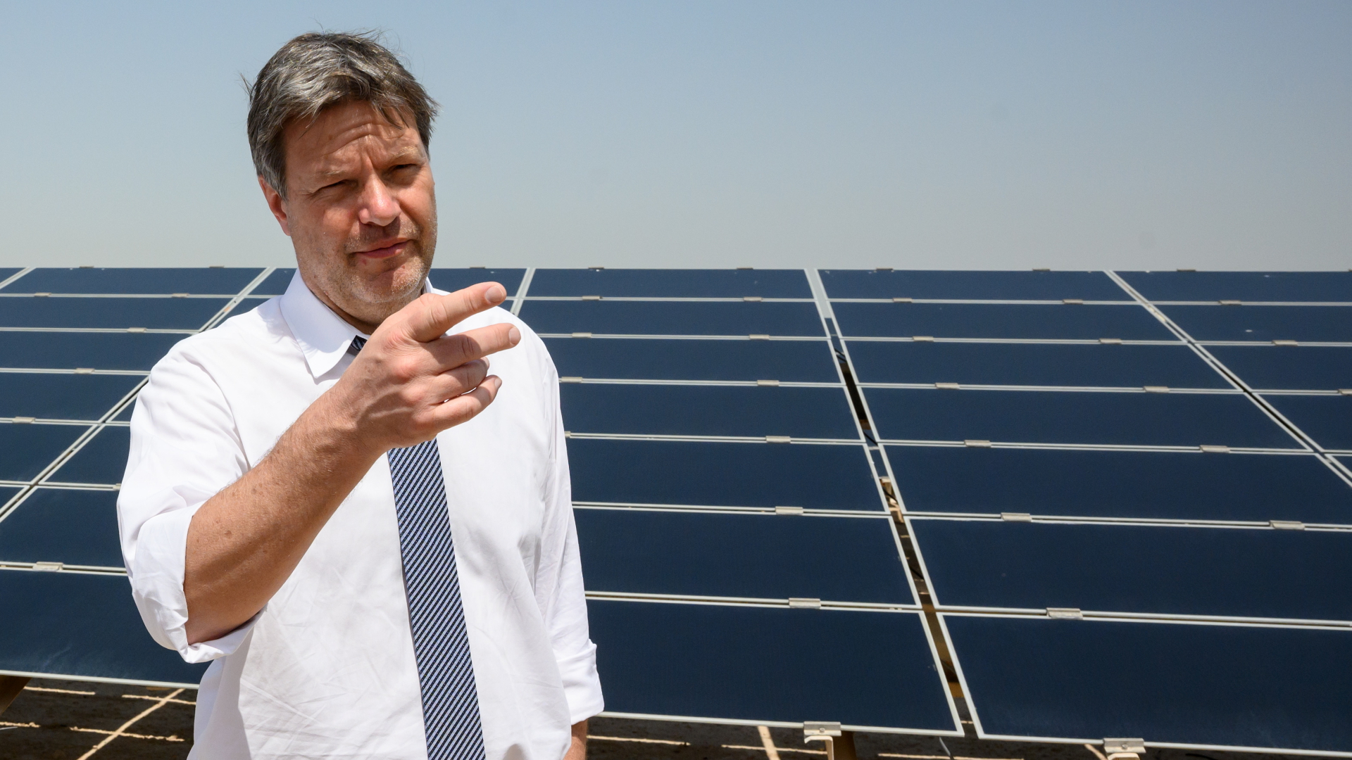 Bundeswirtschaftsminister Robert Habeck steht vor einer Solaranlage | dpa