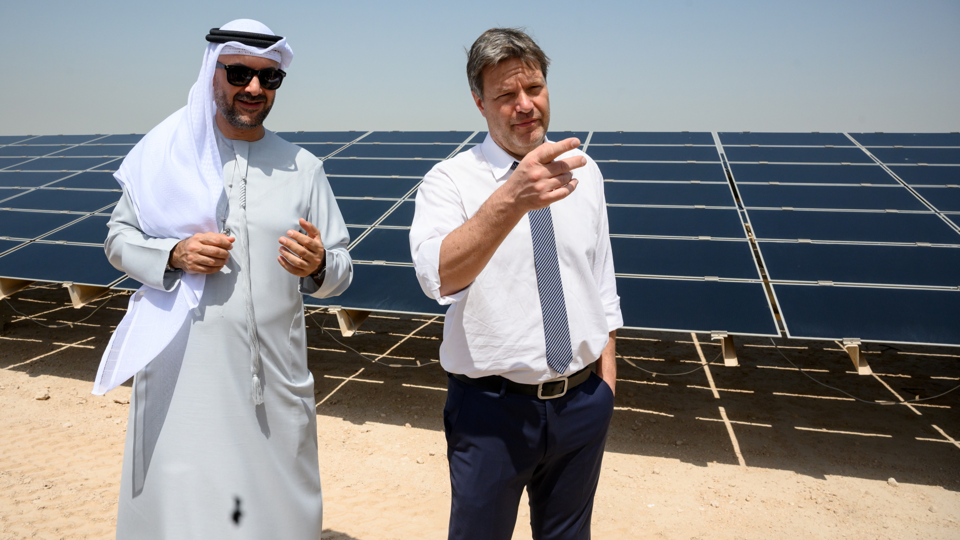 Robert Habeck (rechts) steht neben Mohamed Jameel Al Ramahi, CEO der Abu Dhabi Future Energy Company (Masdar), vor einer Solaranlage in Abu Dhabi. | dpa