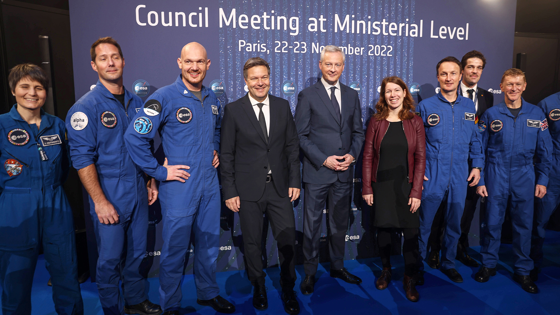 Robert Habeck (Mitte links) und Bruno Le Maire (Mitte rechts) mit ESA-Astronauten in Paris. | EPA
