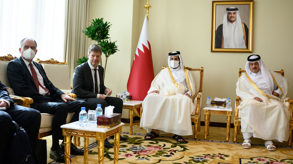 Katar, Doha: Robert Habeck, Bundesminister für Wirtschaft und Klimaschutz, und Scheich Mohammed bin Hamad bin Kasim al-Abdullah Al Thani (2.v.r.) treffen sich im Ministerium für Handel und Industrie mit ihren Delegationen zu einem Gespräch.  | dpa