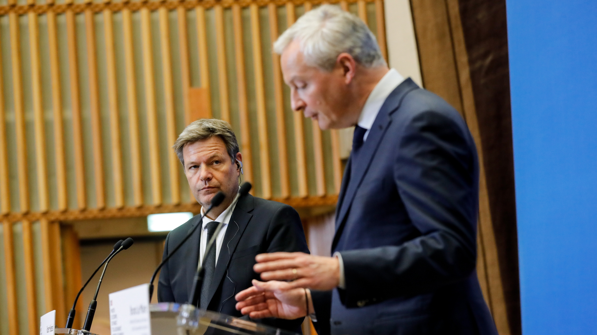 Die Wirtschaftsminister Robert Habeck und Bruno Le Maire in Paris. | EPA