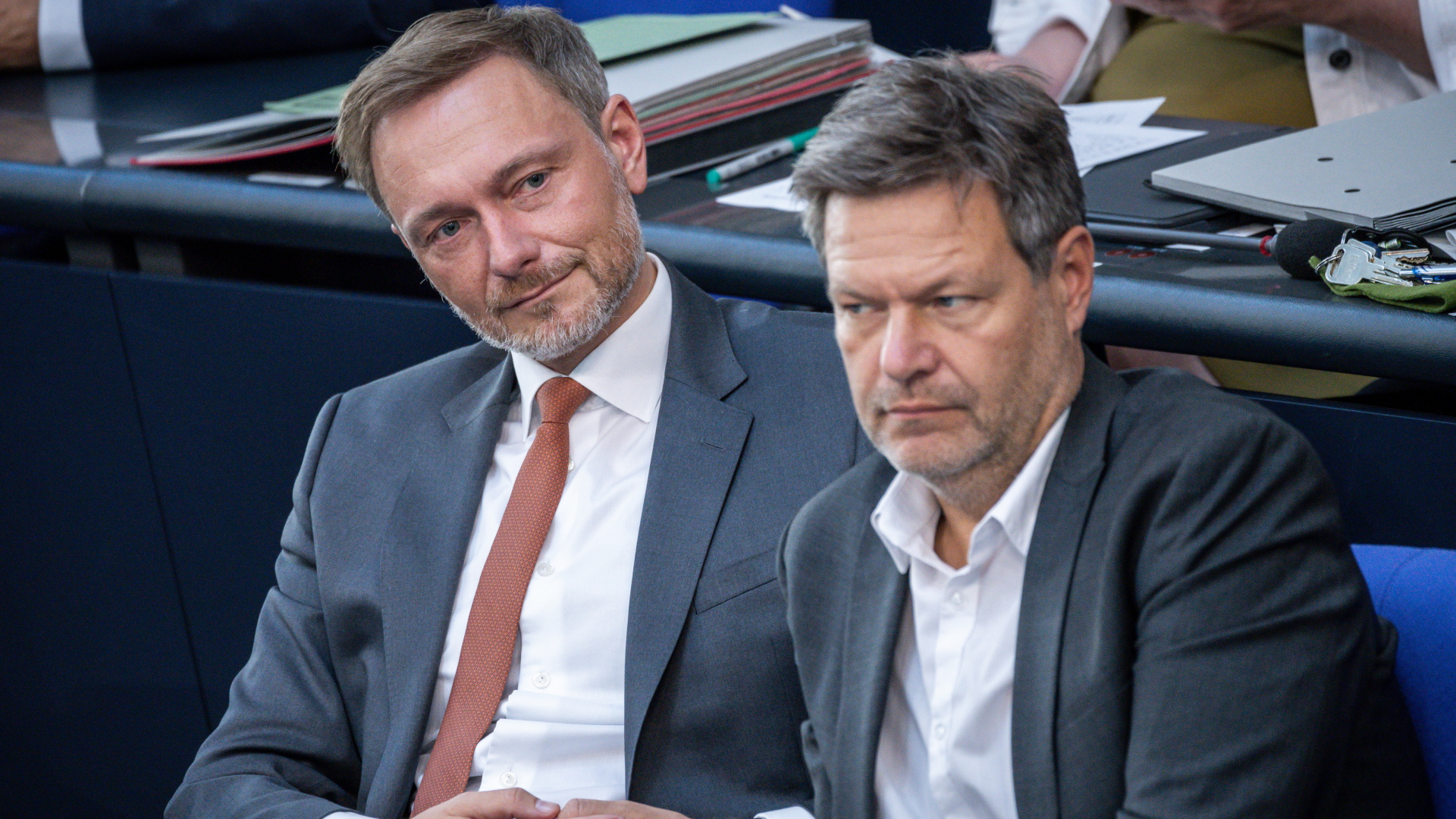 Finanzminister Lindner verfolgt neben Wirtschaftsminister Habeck im Bundestag eine Debatte.  | dpa