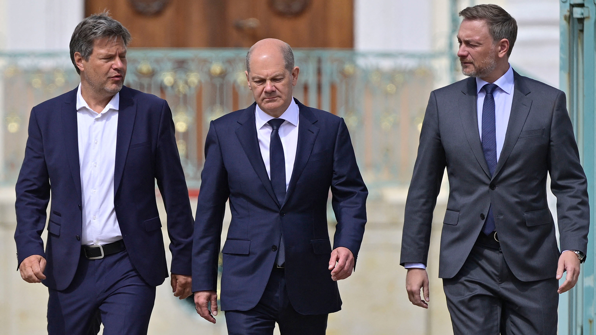 Robert Habeck, Olaf Scholz und Christian Lindner Anfang Mai bei der Kabinettsklausur auf Schloss Meseberg | AFP
