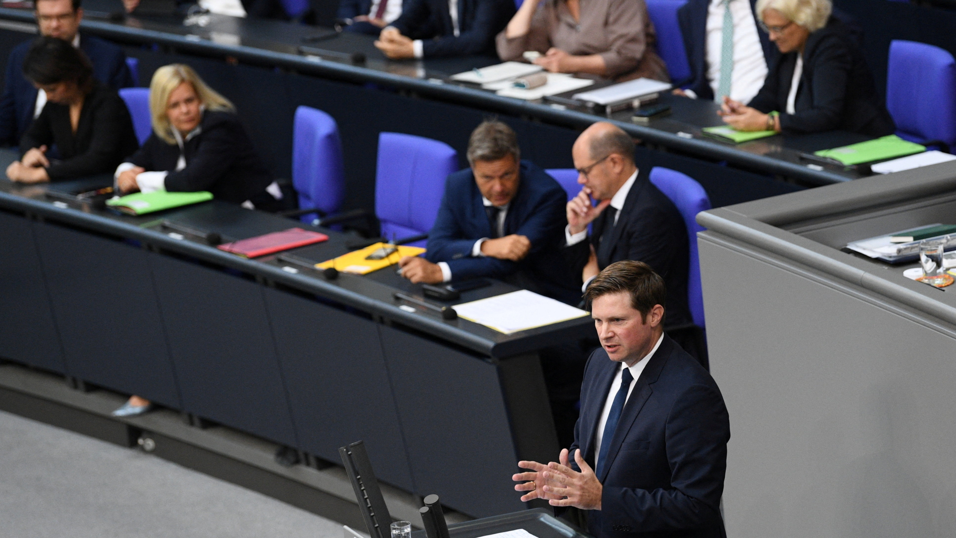 Der FDP-Politiker Florian Toncar am Rednerpult während der Haushaltsdebatte im Bundestag. 