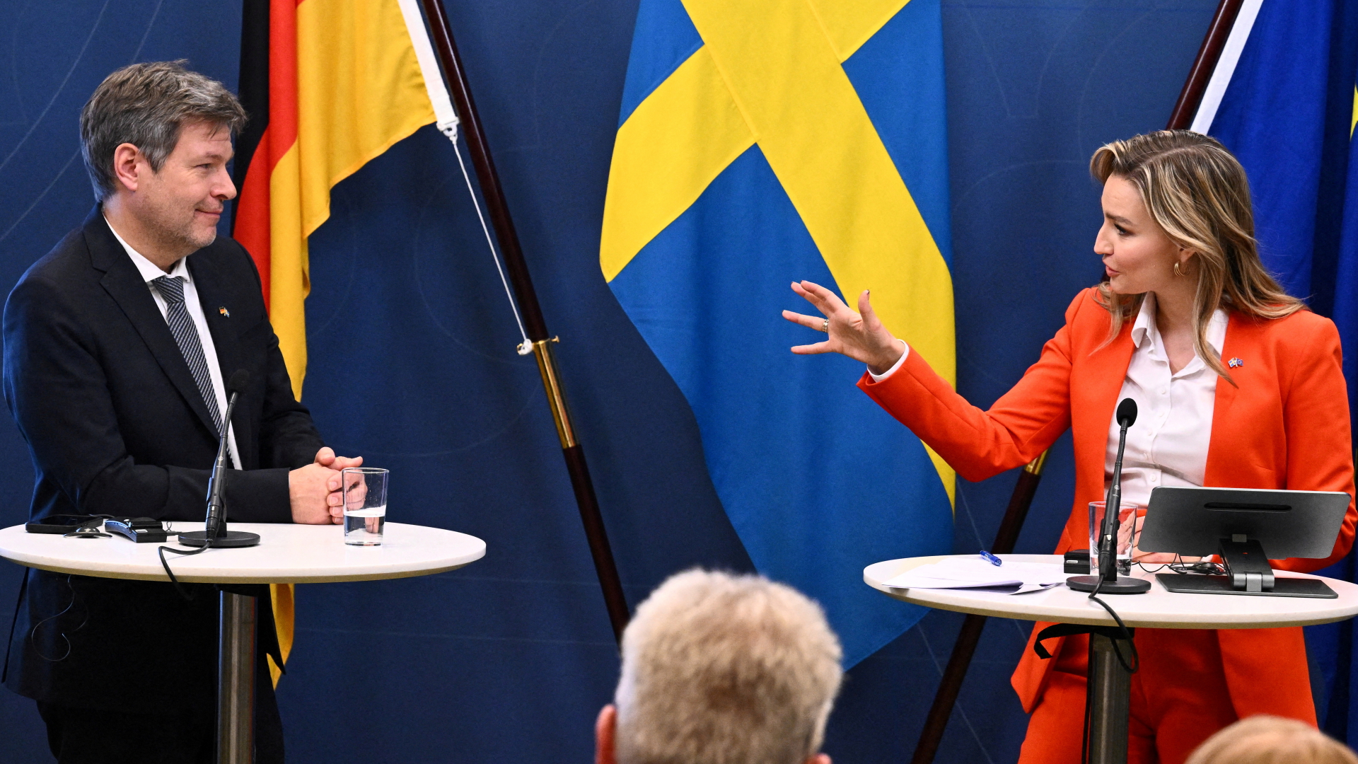 Bundeswirtschaftsminister Habeck (l.) mit seiner schwedischen Amtskollegin Busch in Stockholm | via REUTERS