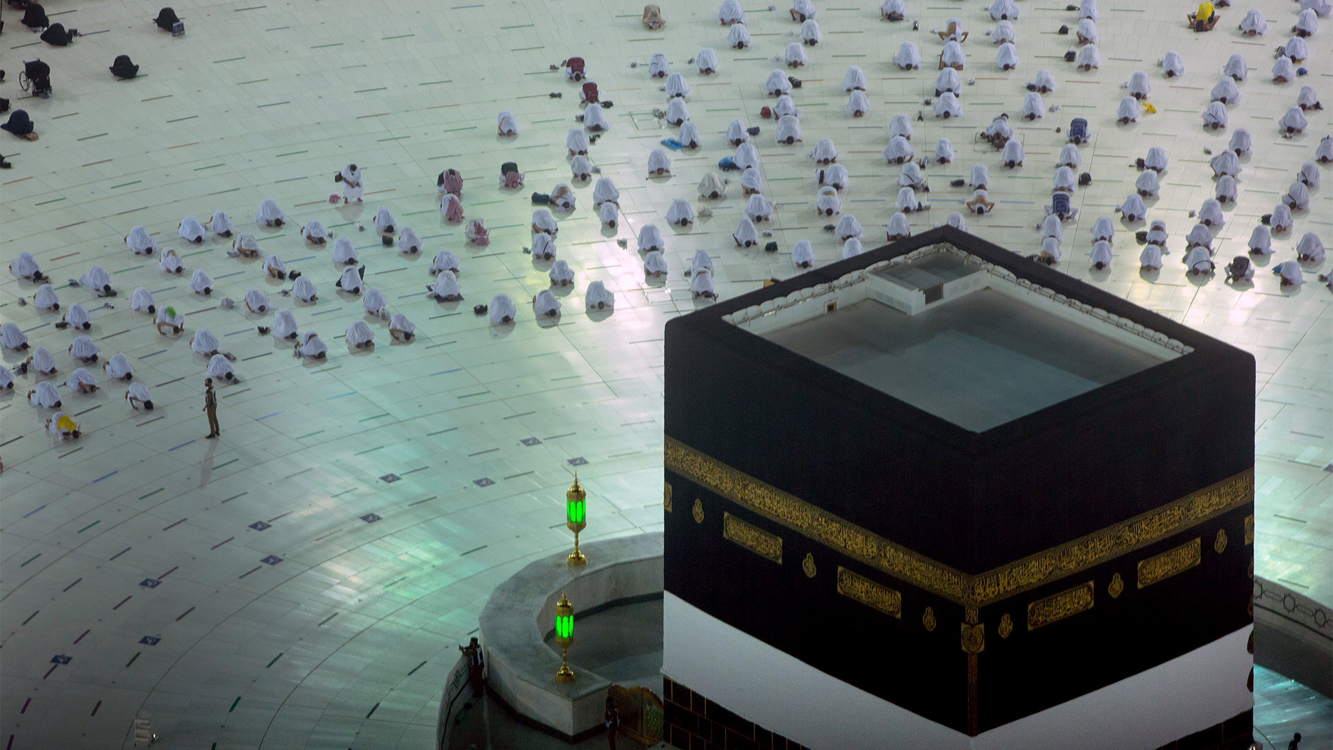Gläubige umrunden die Kaaba in der Großen Moschee mit Sicherheitsabstand. | dpa