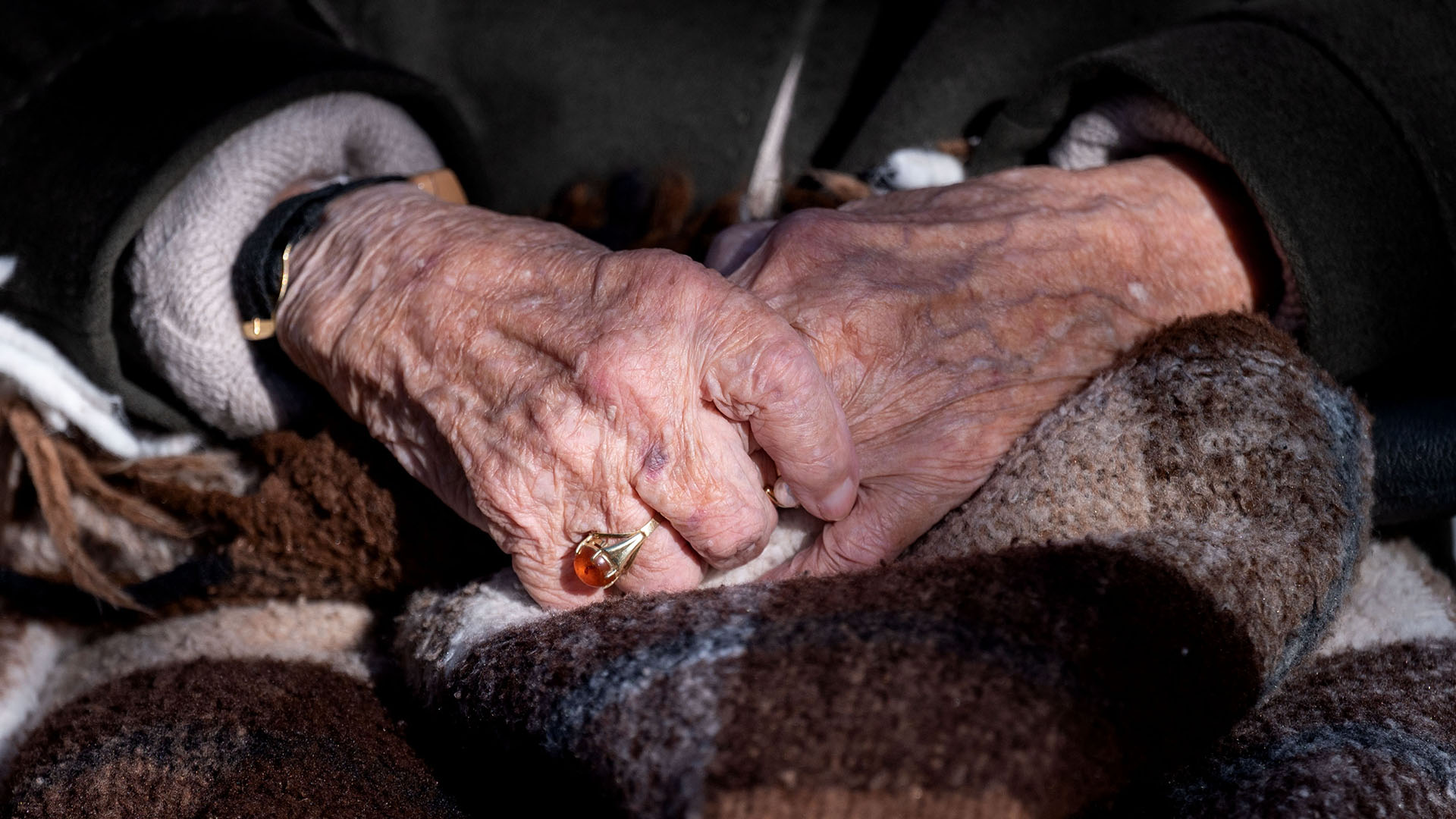 Ineinander verschränkte Hände einer alten Frau | picture alliance/dpa