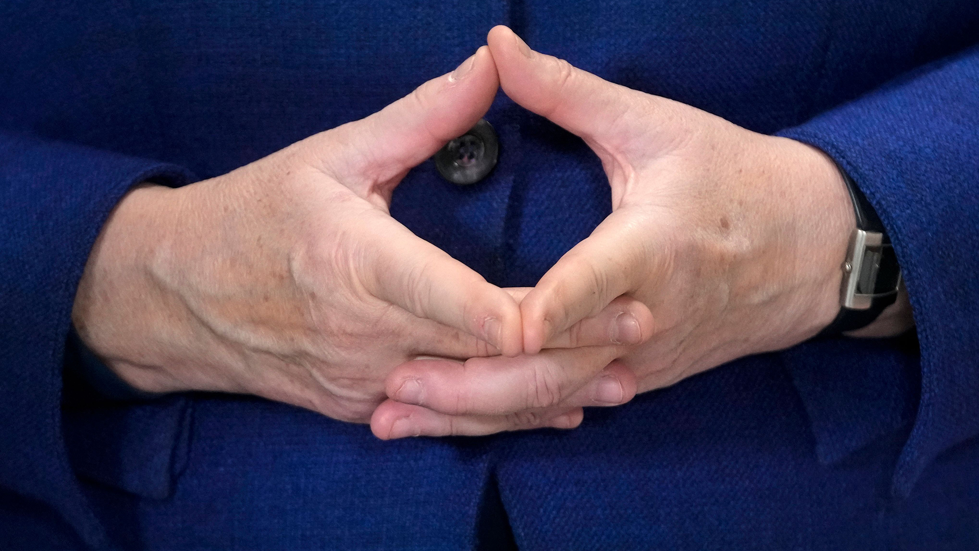 Die Hände von Angela Merkel mit der "Merkel-Raute" | AFP