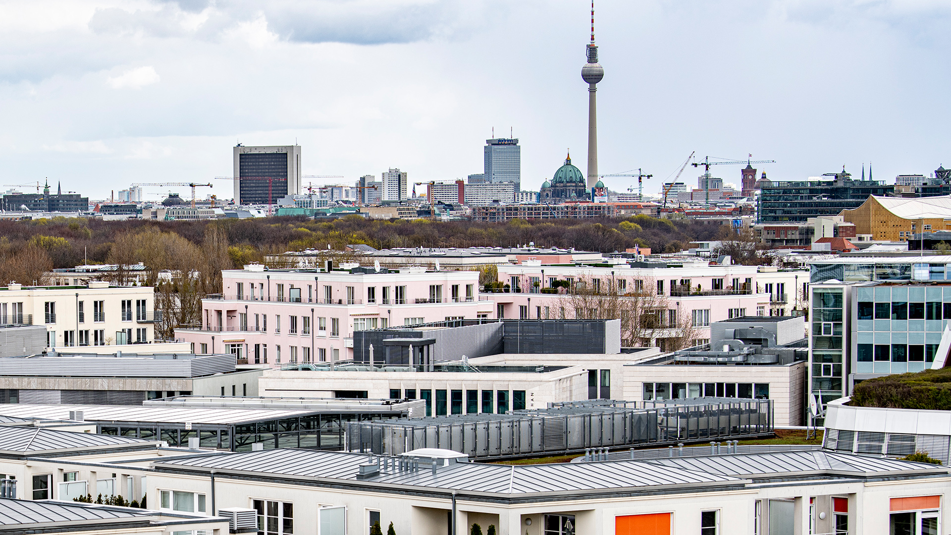 Wohnungen vor dem Berliner Fernsehturm. | dpa