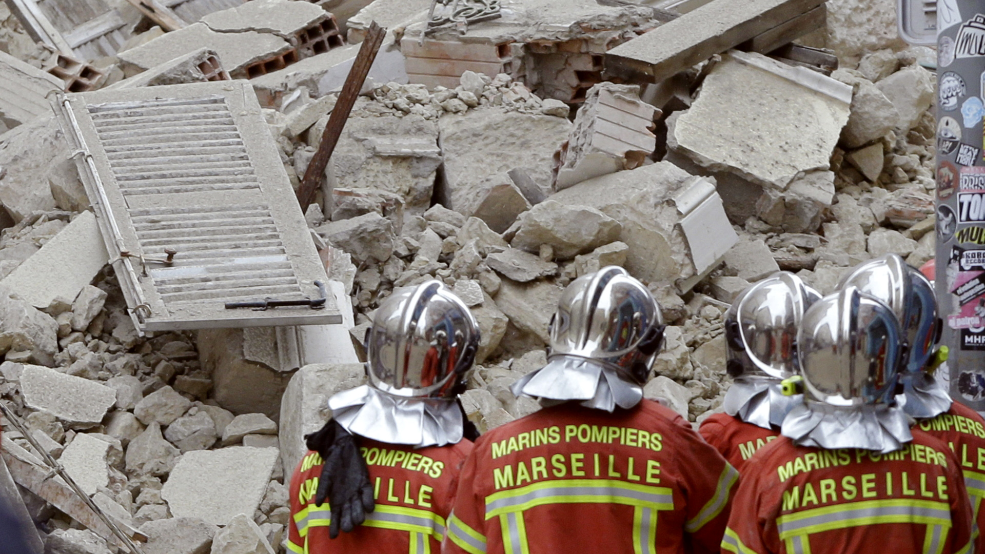 Rettungskräfte vor dem Trümmern eines eingestürzten Hauses in Marseille | Bildquelle: AP