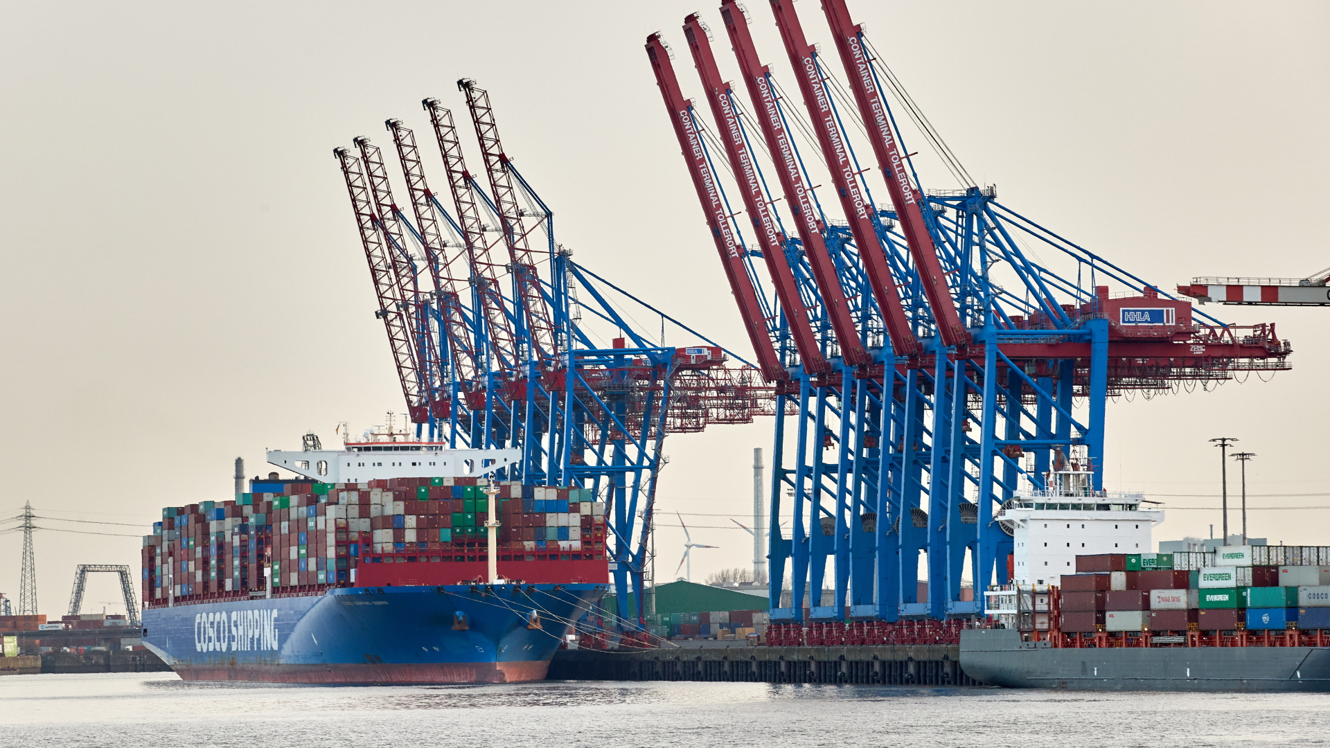 Ein Containerschiff wird im Hamburger Hafen entladen. | dpa