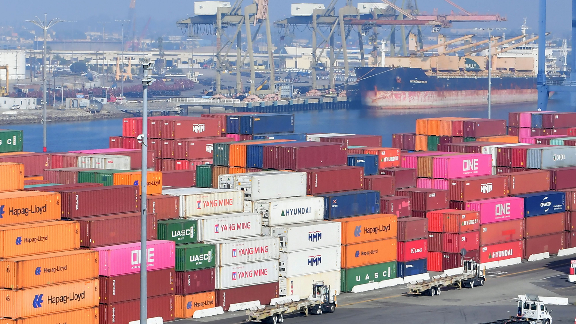 Aufgestapelte Container und Container-Brücken im Hafen von Los Angeles | AFP