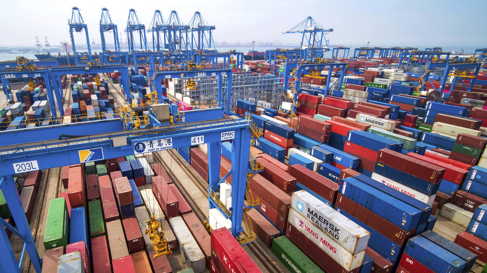 Zahlreiche Container stehen im Hafen der chinesischen Stadt Qingdao, dessen Containerterminal teilweise vollautomatisch funktioniert. | dpa