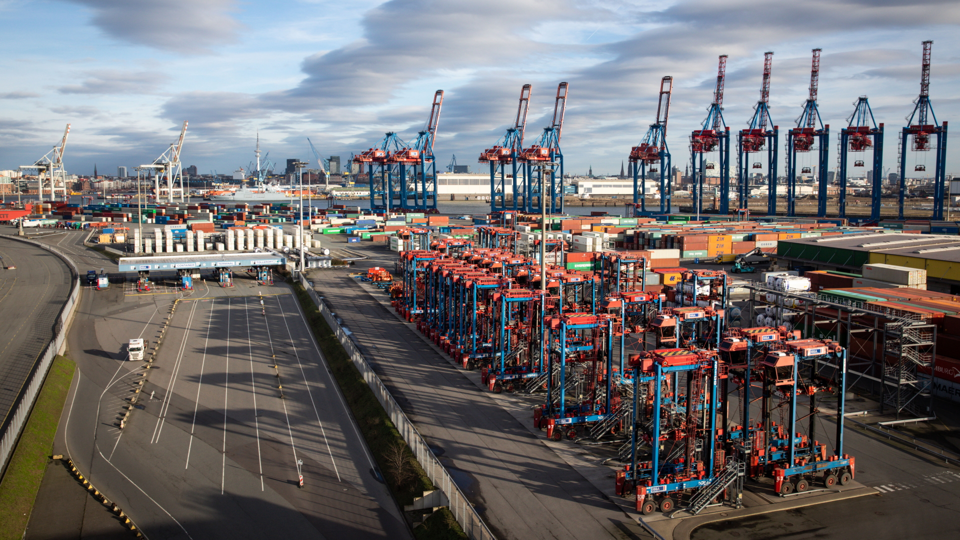 Blick über einen Container Terminal im Hamburger Hafen. | dpa