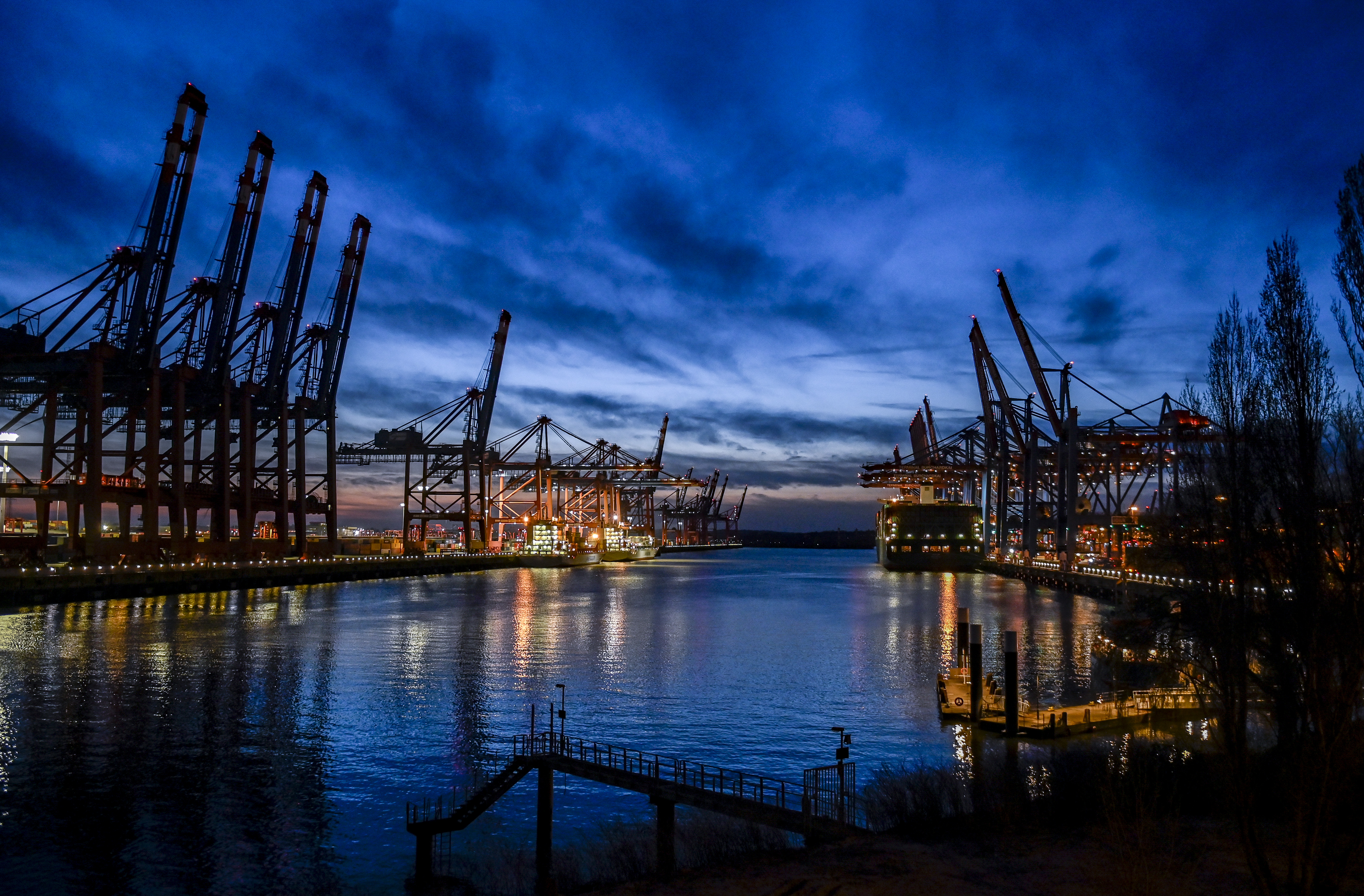 Container-Brücken im Hamburger Hafen | dpa