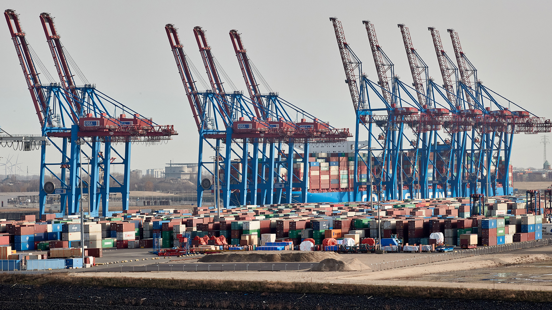 Kräne der Hamburger Hafen und Logistik AG und Container stehen im Hamburger Hafen.  | dpa