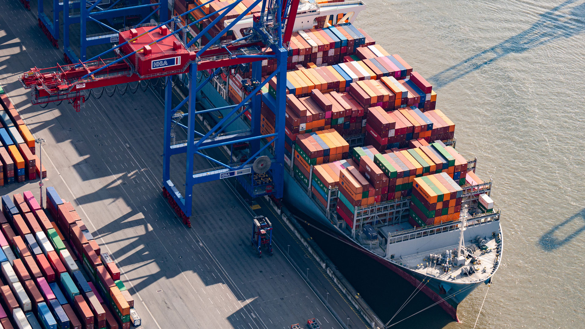 Containerterminal im Hamburger Hafen.  | dpa