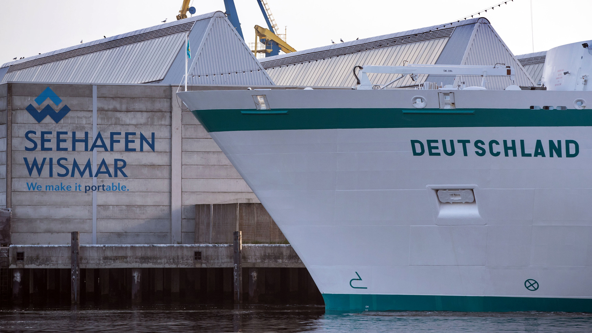 Der Bug des Schiffes "Deutschland" vor einer Hafenmauer in Deutschland.