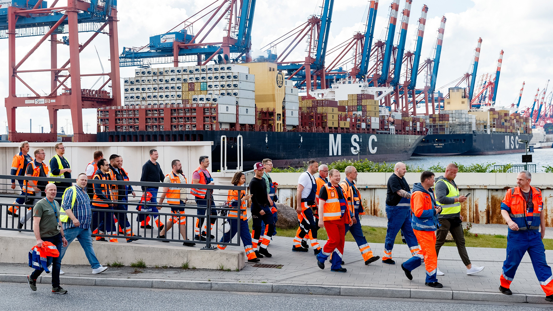Hafenarbeiter im Hamburger Hafen. | dpa