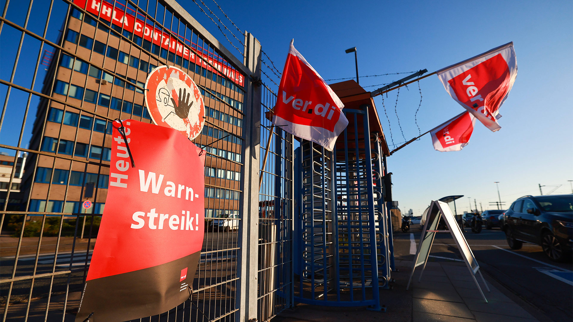 Hafenarbeiter in Deutschlands Seehäfen im Warnstreik
