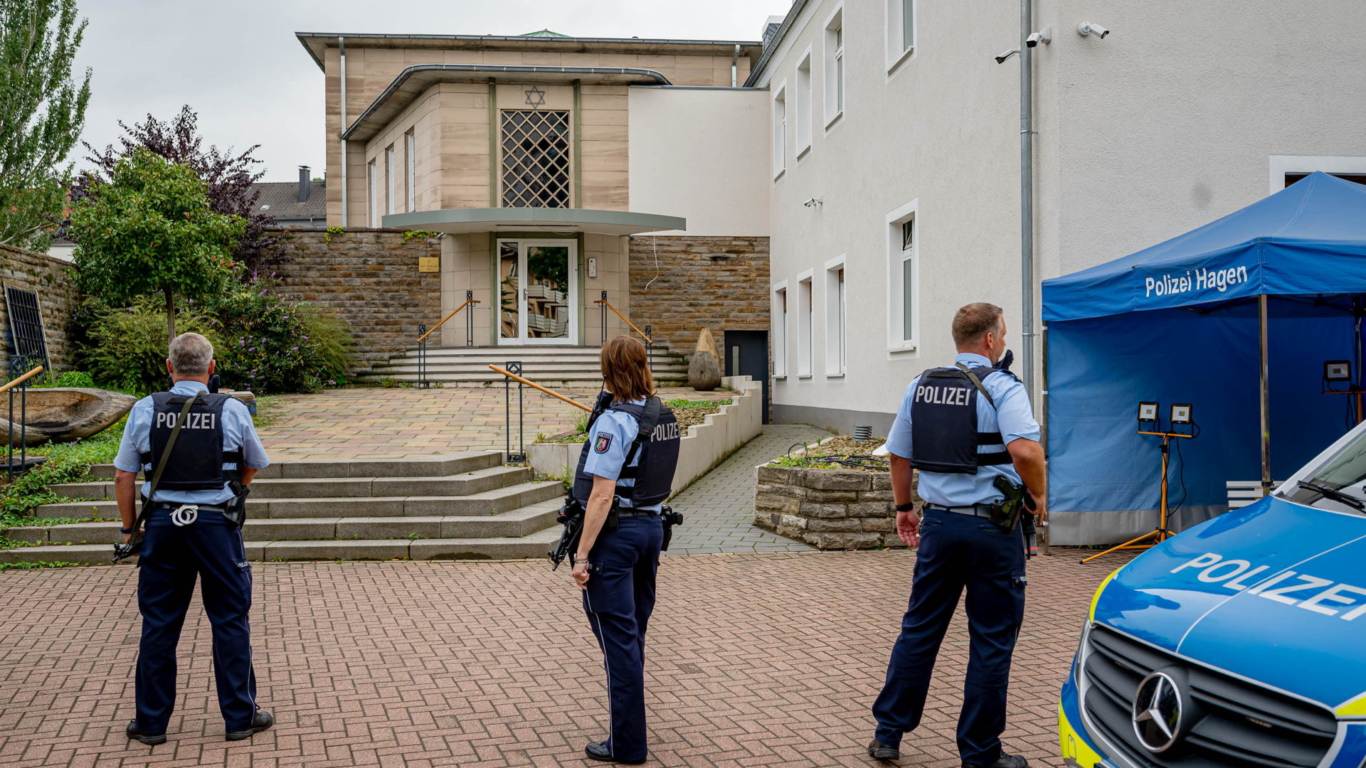 Polizisten vor der Synagoge in Hagen