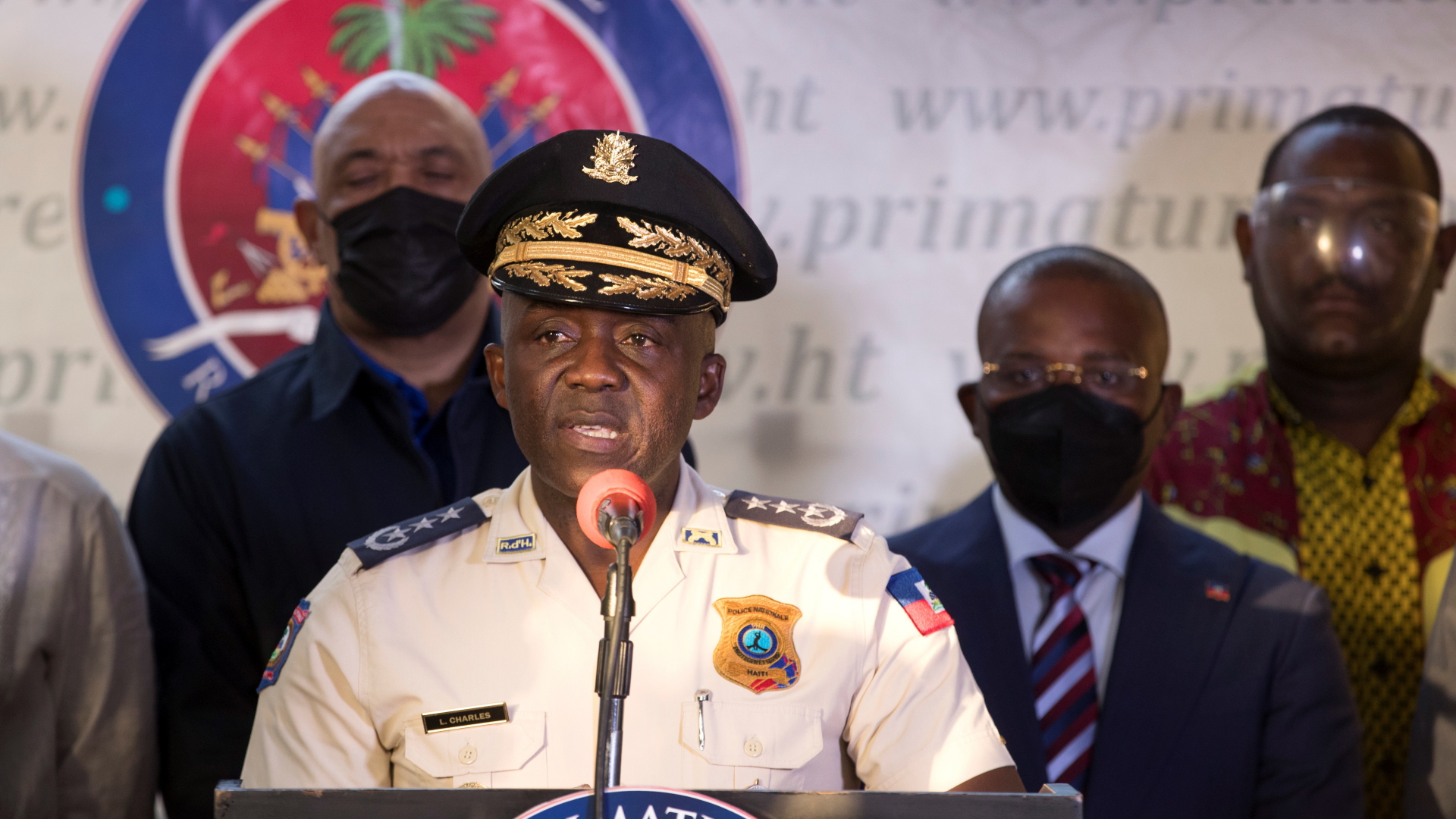 Der haitianische Polizeipräsident Leon Charlesspricht auf einer Pressekonferenz. | EPA