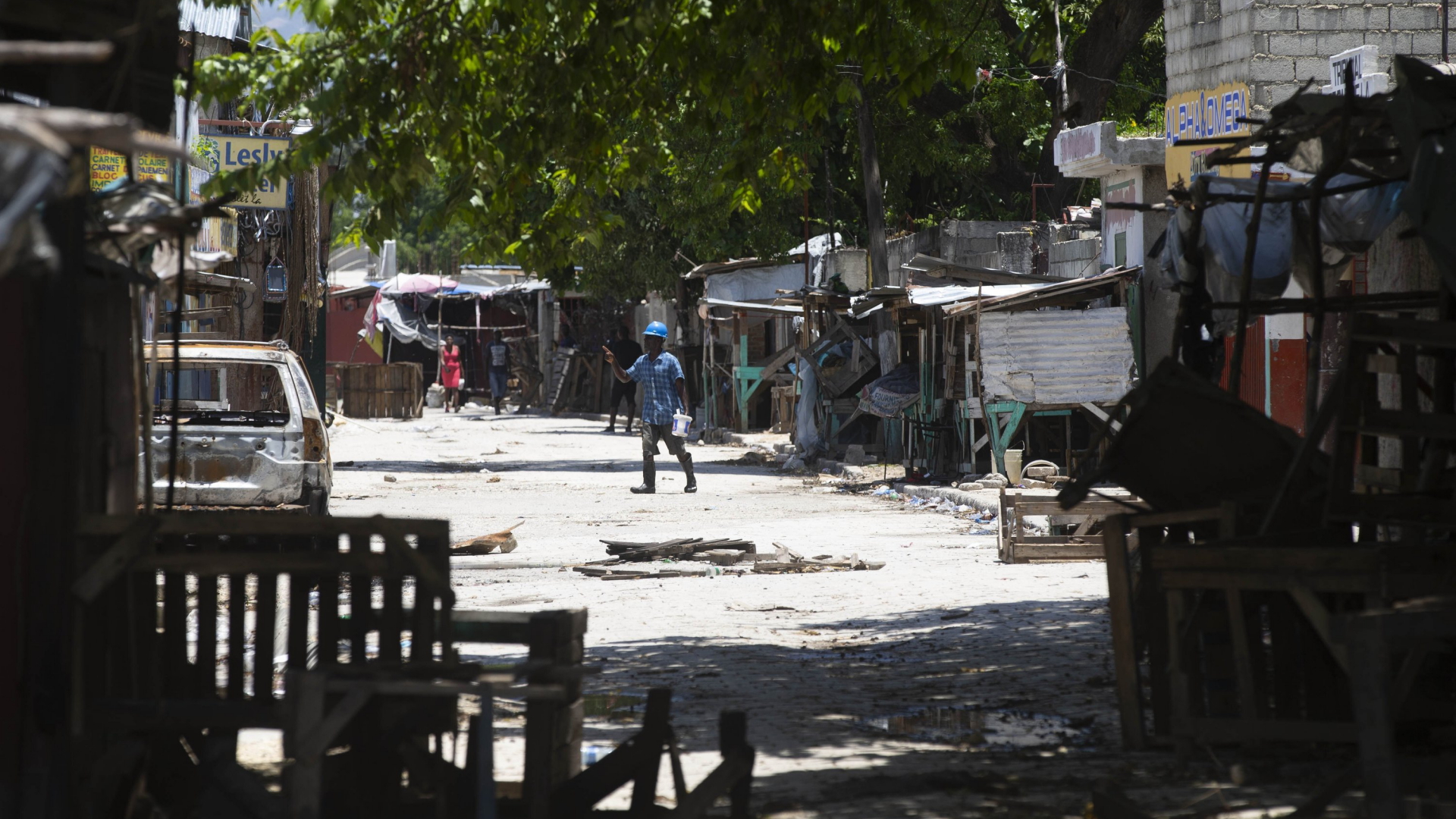 Ein Mann überquert eine verbarrikadierte Straße in Port-au-Prince, Haiti. | AP
