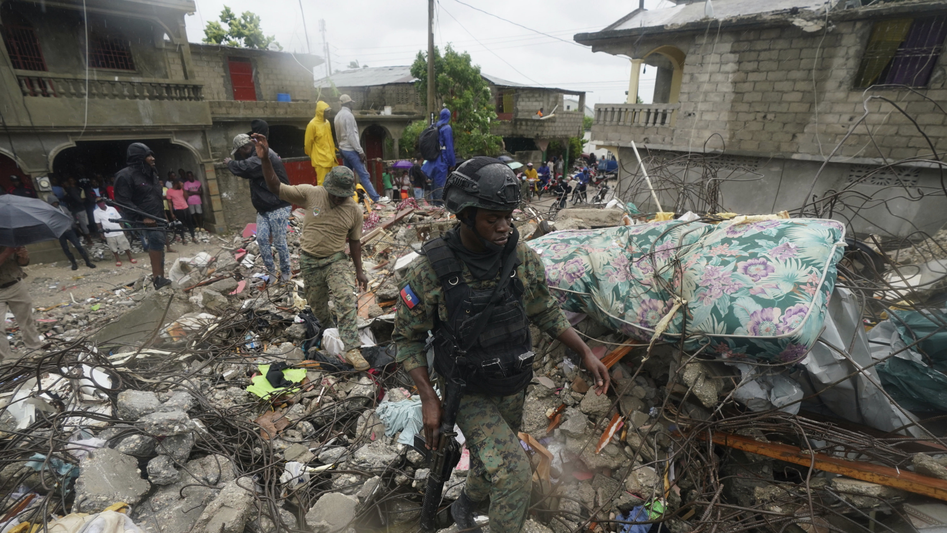 Ein Soldat geht durch Trümmer einer Wohnsiedlung nach dem Erdbeben in Haiti.