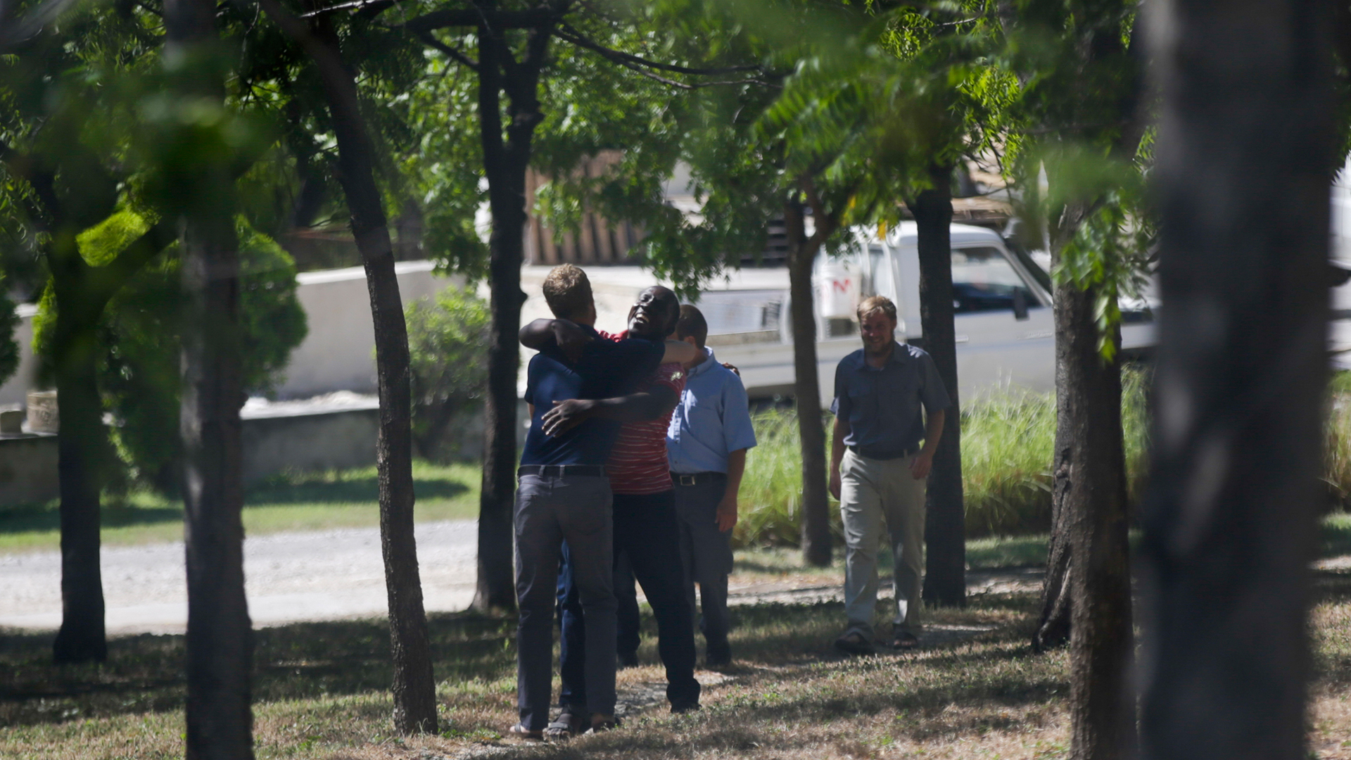 Ein Mann umarmt einen Missionar am Hauptsitz der Christian Aid Ministries. | picture alliance/dpa/AP