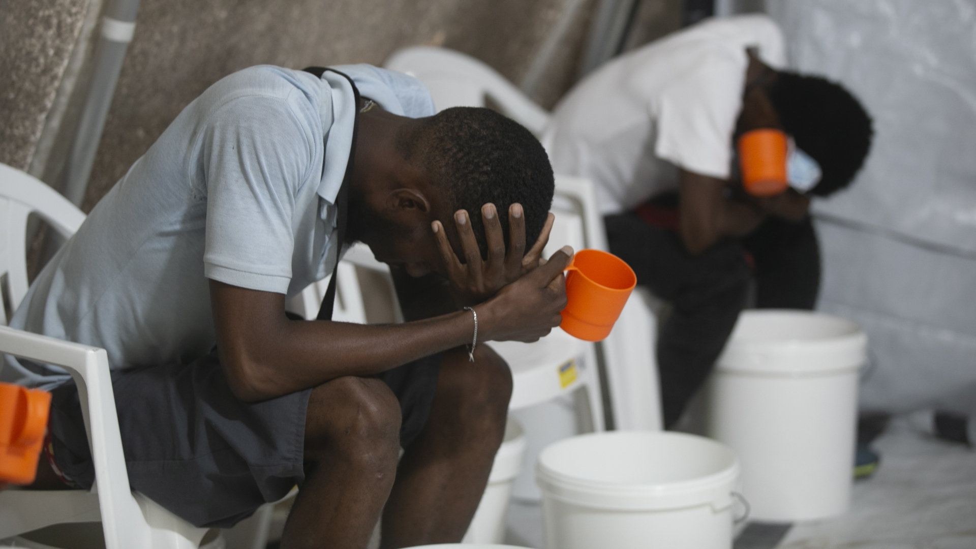 Patienten mit Cholera-Symptomen sitzen in einem Beobachtungszentrum in einer von Ärzte ohne Grenzen betriebenen Cholera-Klinik in Port-Au-Prince, Haiti. | dpa