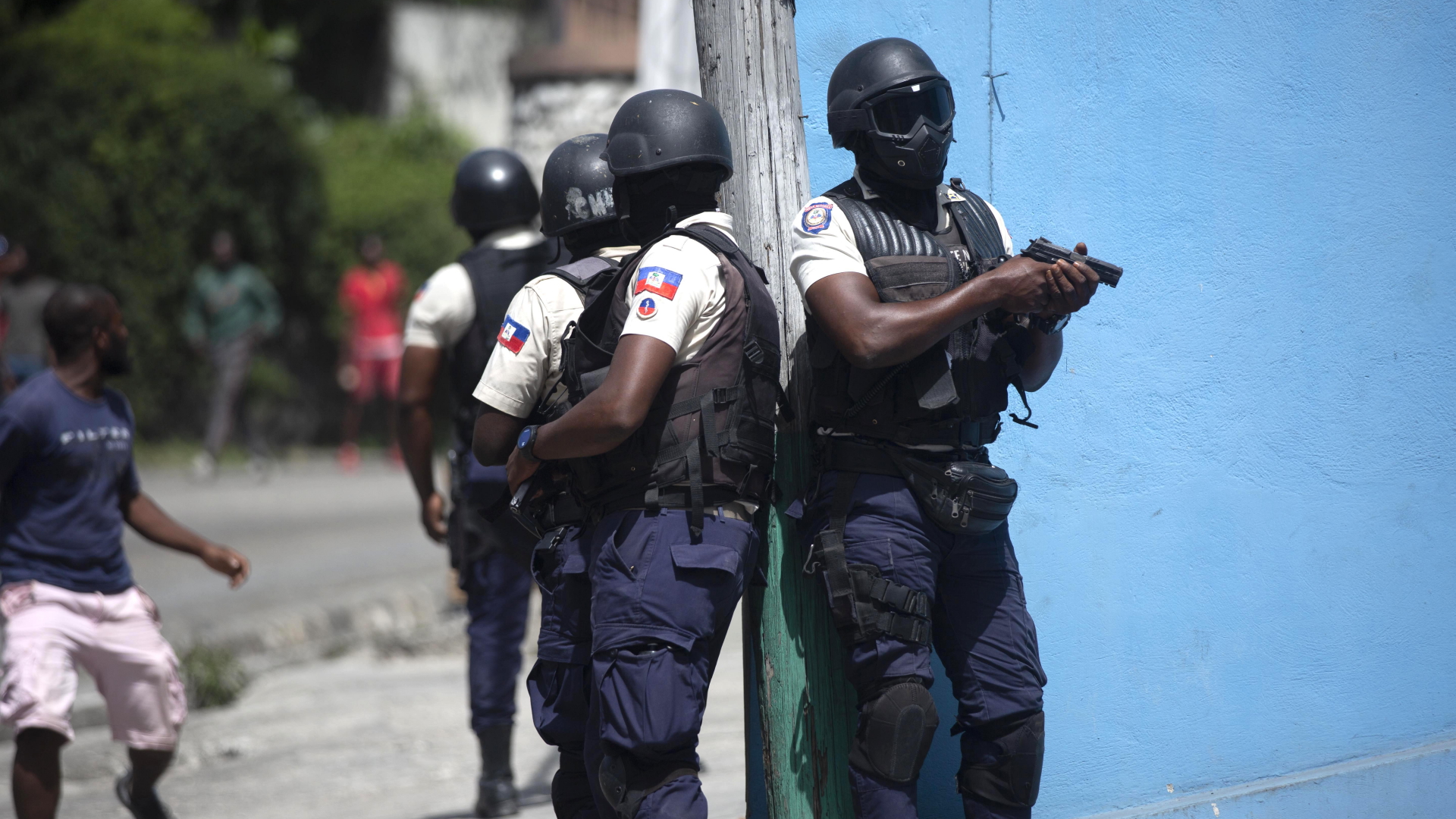  Polizisten mit gezogenen Waffen suchen nach Verdächtigen im Mordfall des haitianischen Präsidenten Jovenel Moise, in Port-au-Prince. | dpa
