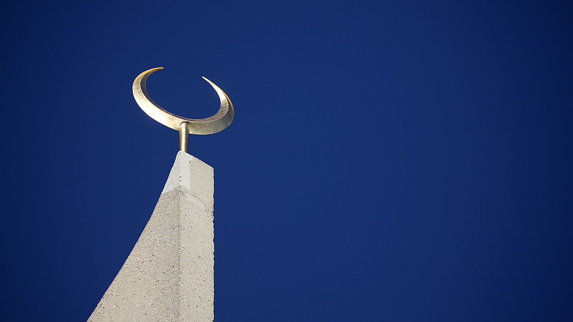 Ein Halbmond steht auf der Spitze eines Minarettes | Bildquelle: dpa