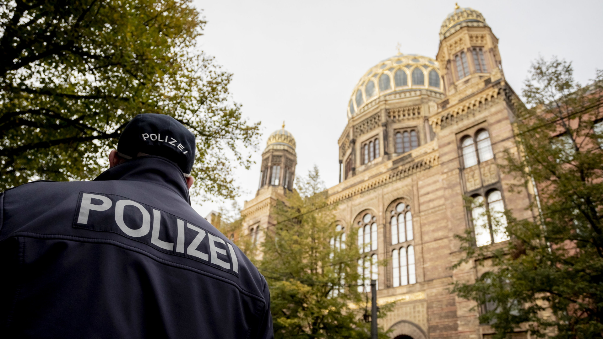 Polizei vor der Neuen Synagoge Berlin | dpa