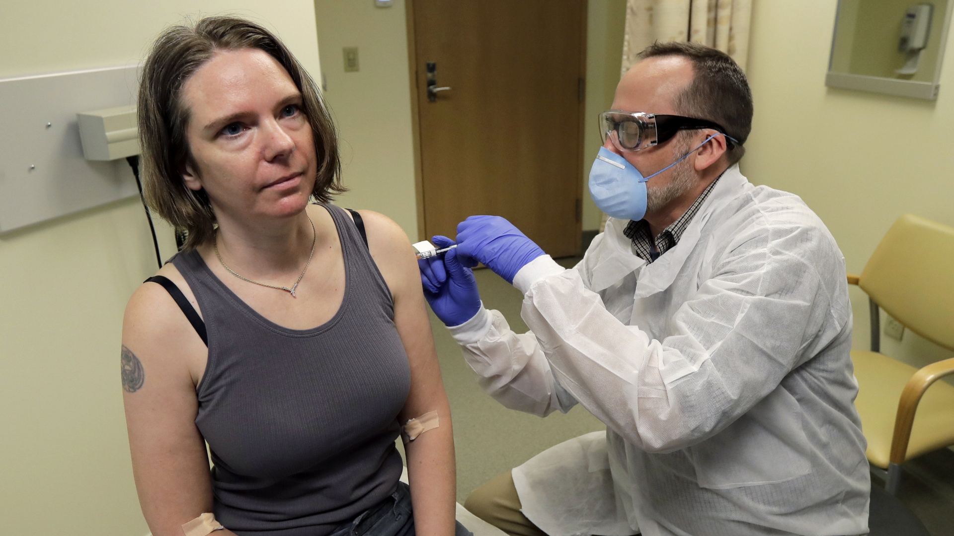 Jennifer Haller bei der Impfung - als erste Testperson in den USA hat sie einen möglichen Impfstoff gegen das neuartige Coronavirus erhalten. | AP