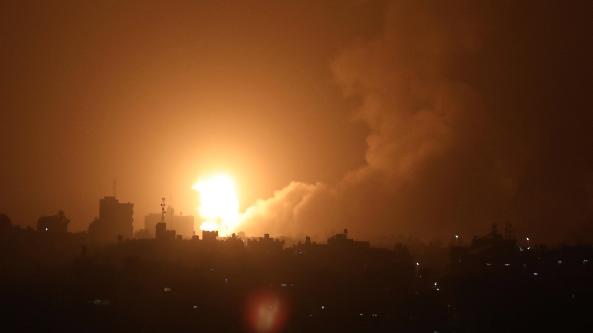 Eine Explosion wird durch israelische Luftangriffe auf eine Militärbasis der Hamas in der Stadt Khan Younis im südlichen Gazastreifen verursacht.  | dpa