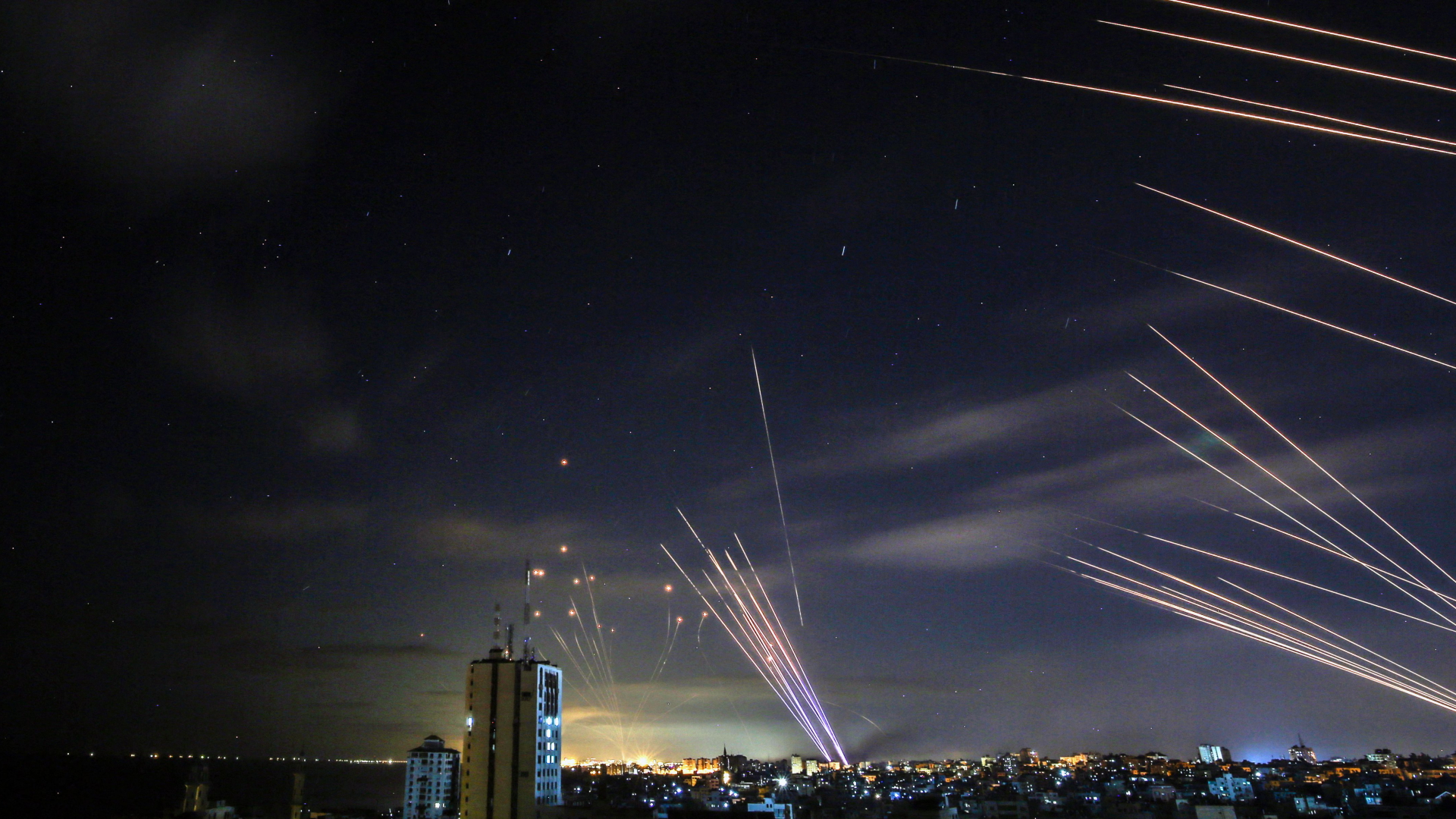 Das israelische Raketenabwehrsystem "Iron Dome" (Eisenkuppel) fängt raketen ab, die von der Hama sin Beith Lahia (Gazastreifen) auf den Süden Israels abgefeuert wurden. | AFP