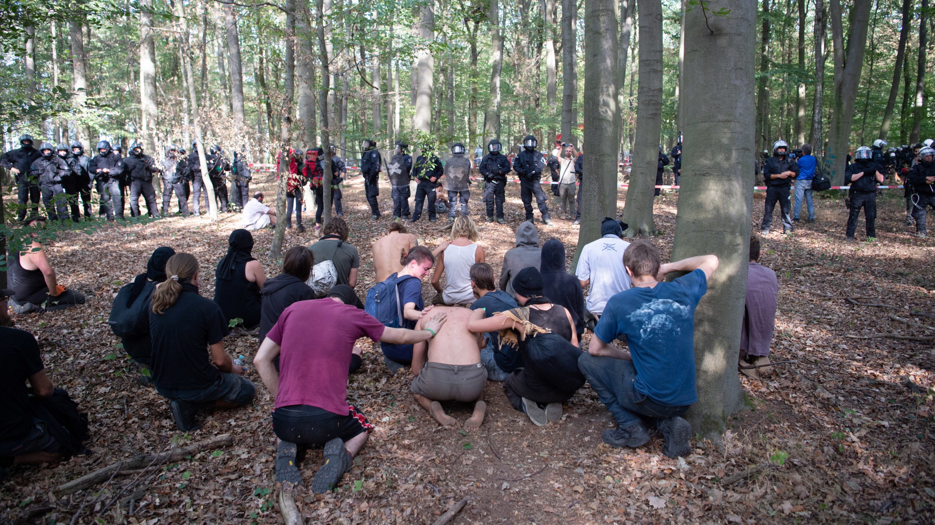Aktivisten knien im Hambacher Forst. | Bildquelle: dpa