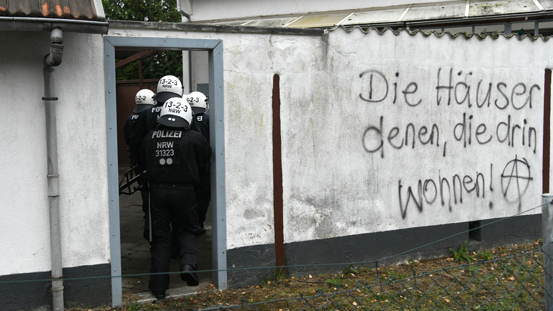 Polizei räumt von Braukohlegegnern besetztes Haus | Bildquelle: dpa