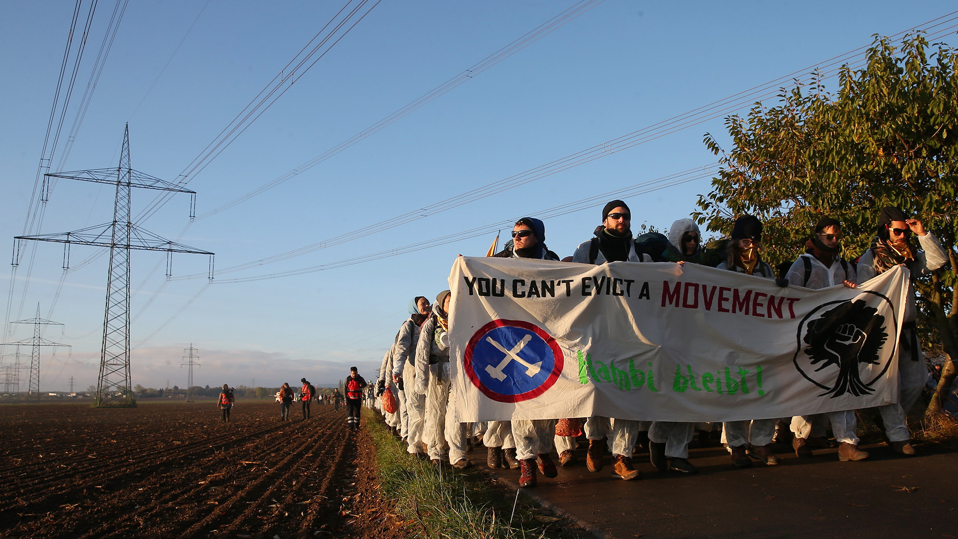 Umweltaktivistenlaufen in Richtung des Tagebaus Hambach | Bildquelle: dpa