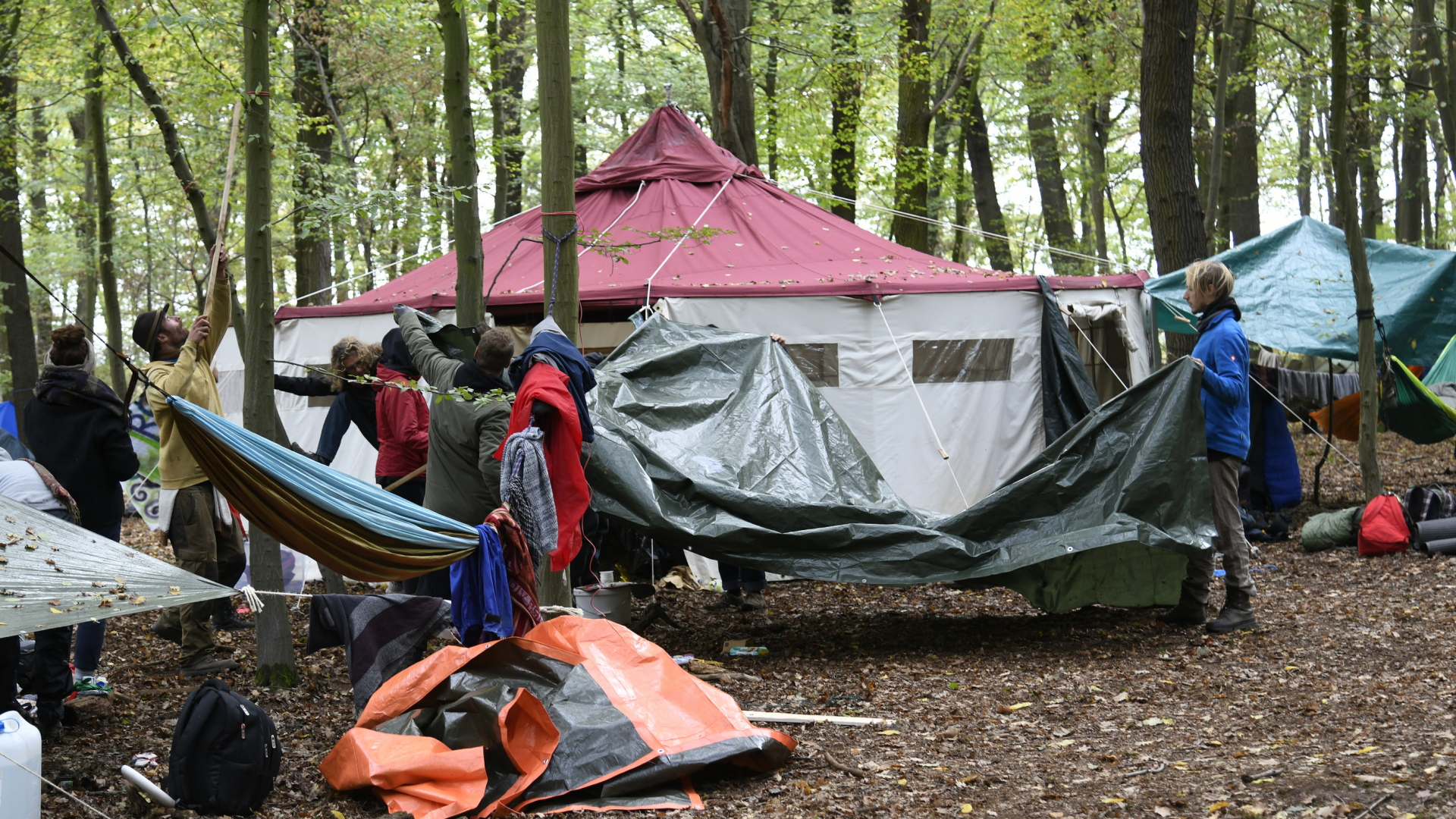 Umweltaktivisten errichten ein Zeltlager im Hambacher Forst | Bildquelle: dpa