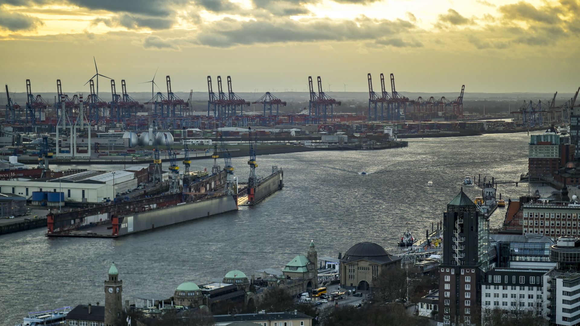 Blick auf den Hamburger Hafen (Archivbild: Februar 2020) | dpa