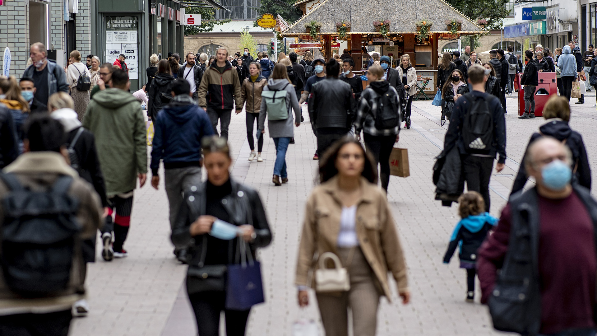 Passanten laufen durch die Fußgängerzone in der Spitalerstraße in Hamburg. | dpa