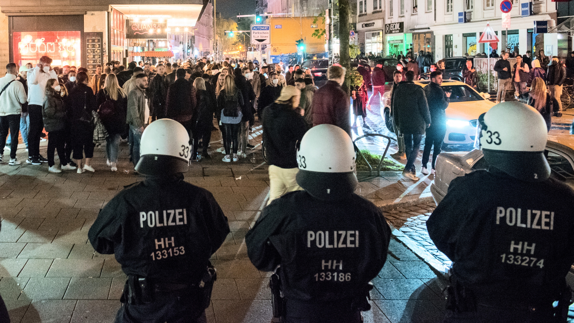 Polizisten treiben am späten Abend Besucher aus dem Schanzenviertel | dpa
