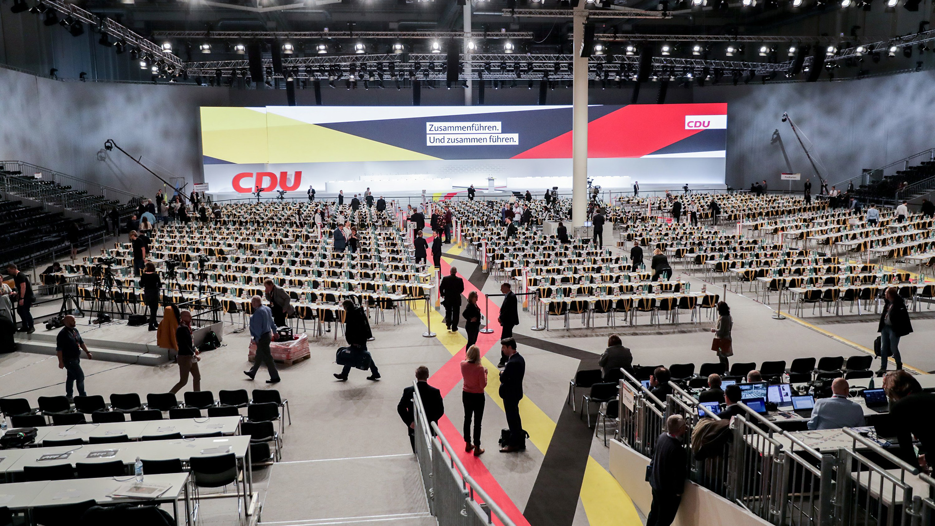 Die Halle für den 31. CDU-Bundesparteitag am frühen Morgen in Hamburg | Bildquelle: dpa