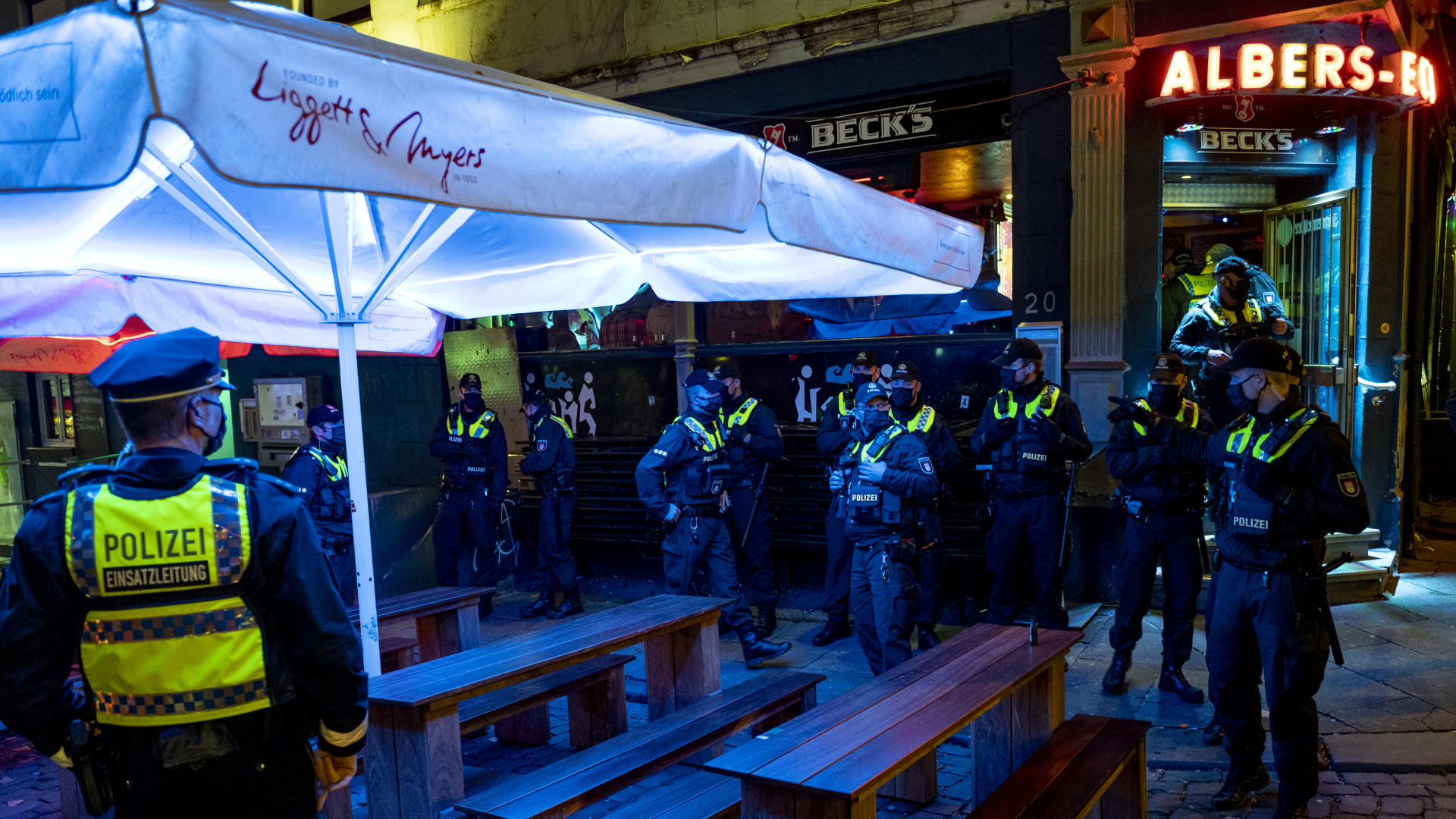  Polizisten kontrollieren in einer Kiez-Kneipe am Hans-Albers-Platz die Einhaltung der Corona-Vorgaben in der Gastronomie.  | dpa