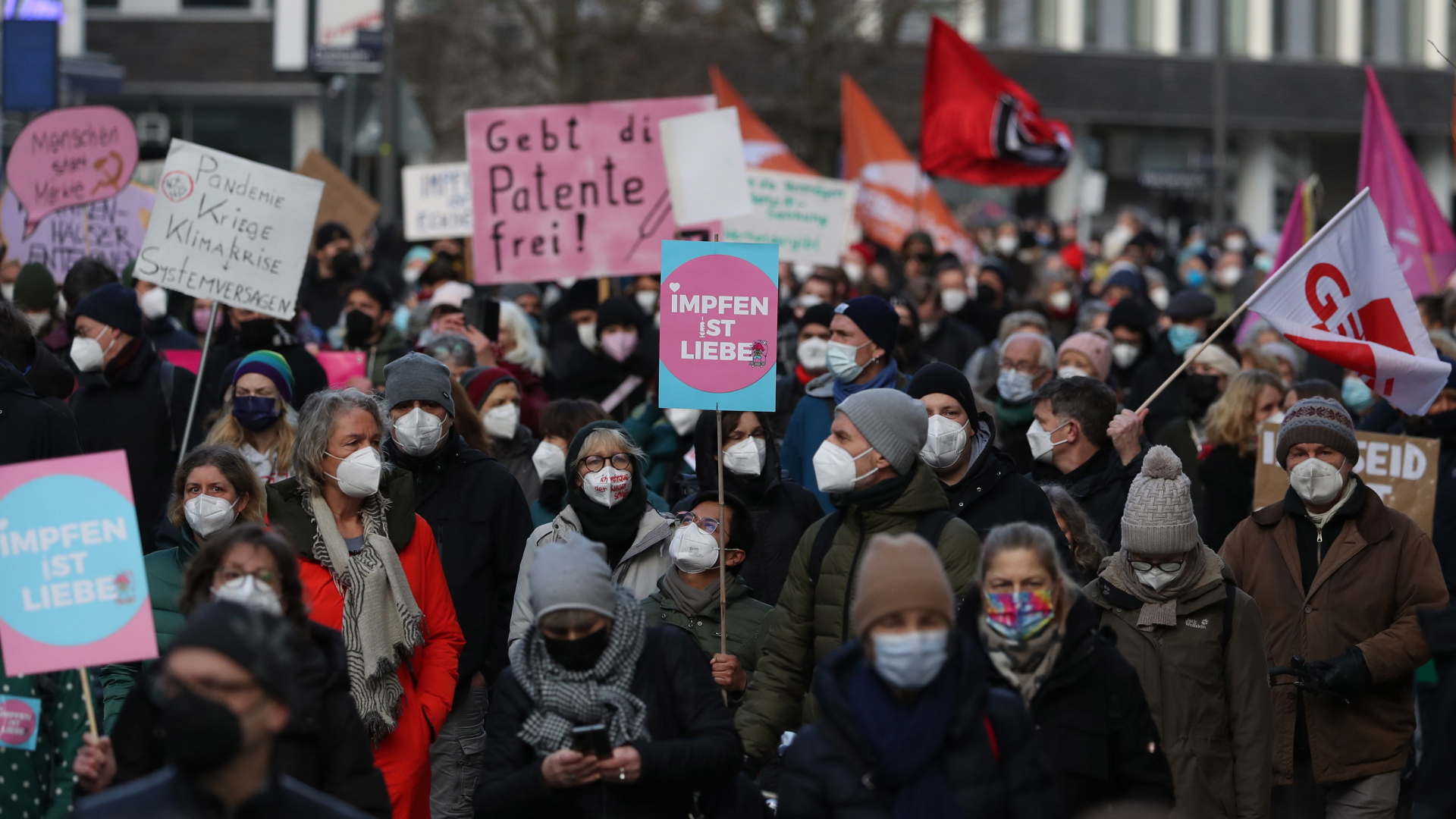 Menschen protestieren gegen Corona-Lügen und Impfskepsis in Hamburg.