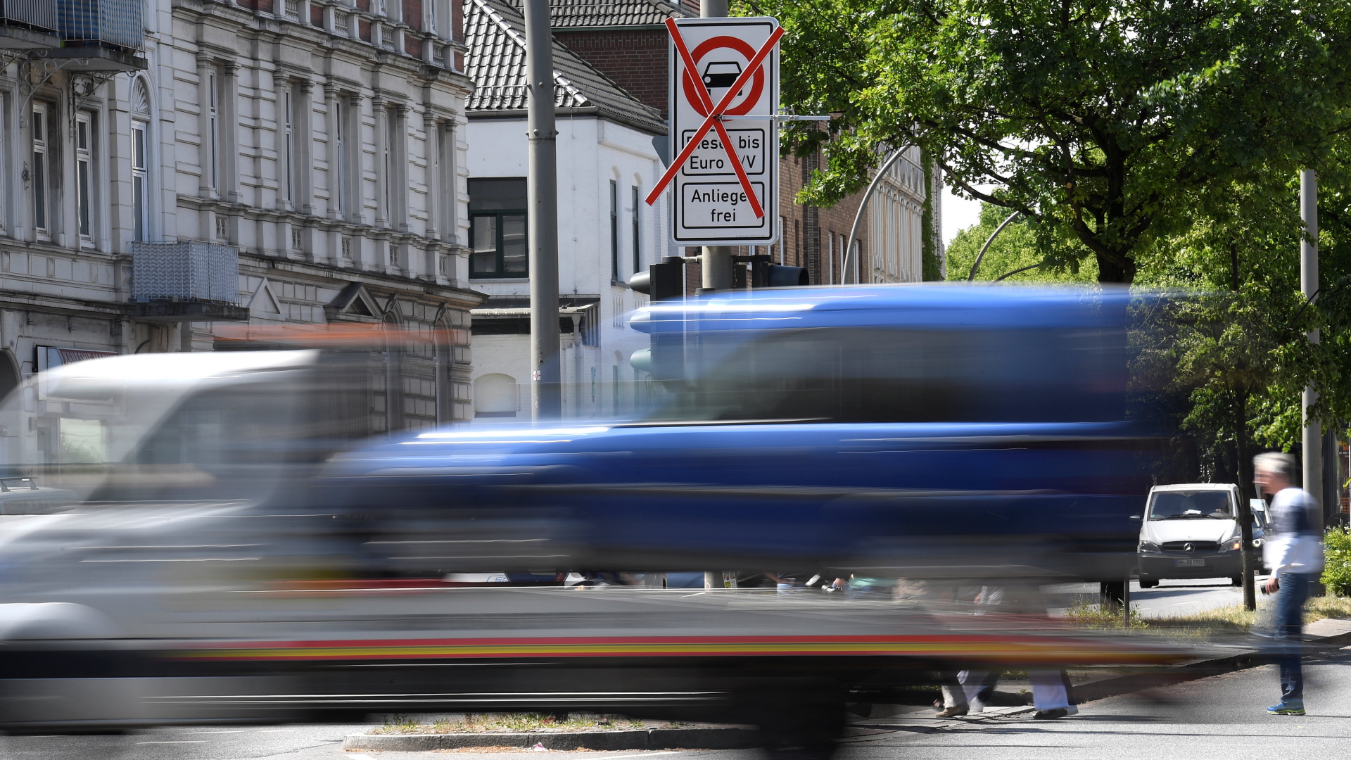 Autos fahren an einem Fahrverbotsschild in Hamburg vorbei | REUTERS