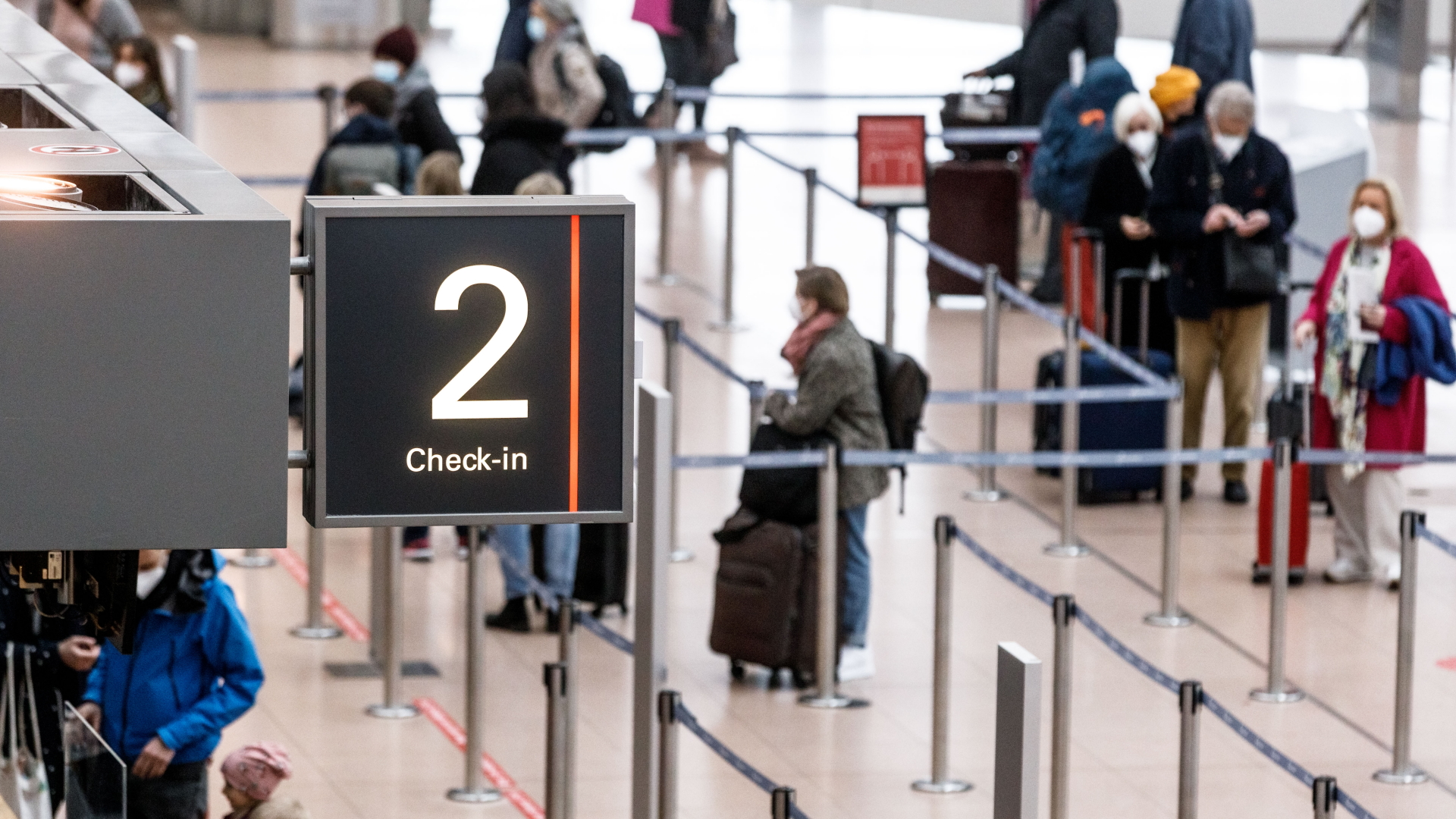 Passagiere checken im Flughafen Hamburg zum Flug nach Palma de Mallorca ein. | dpa