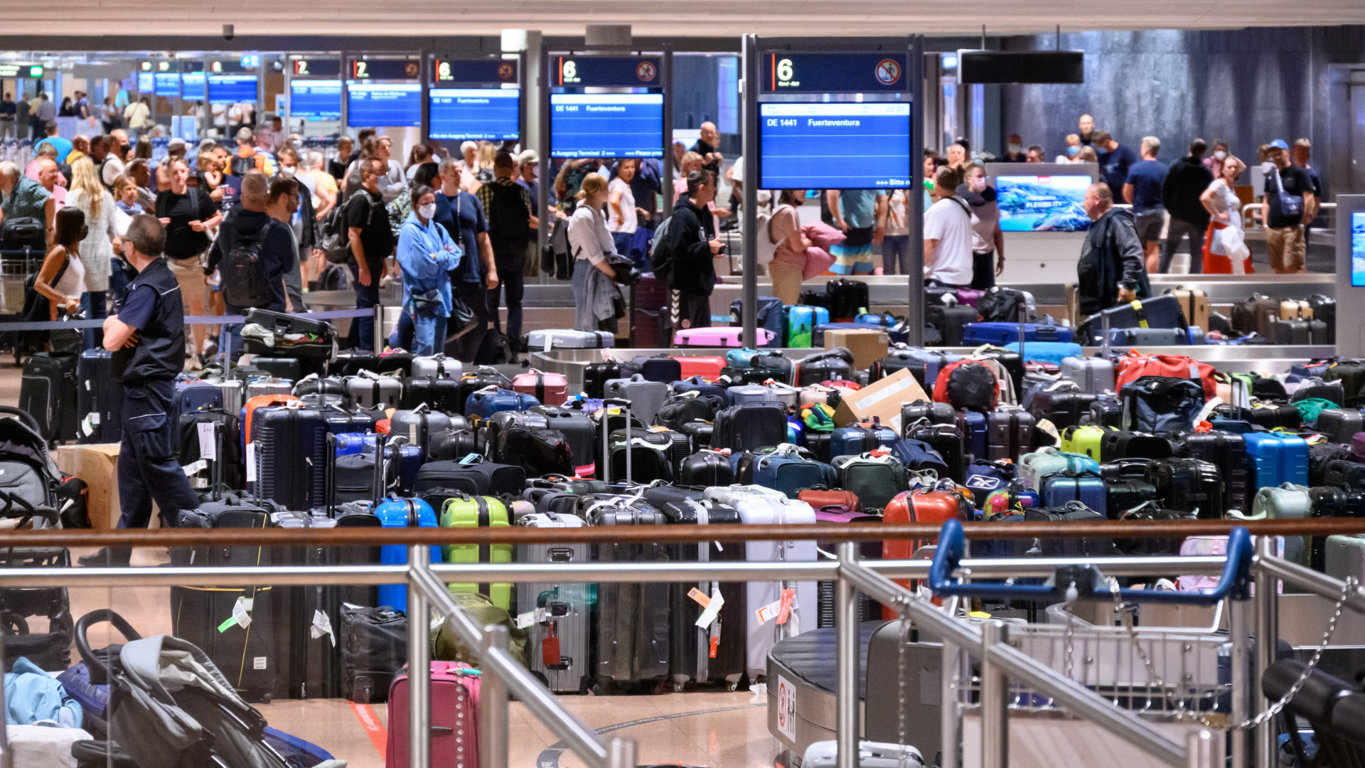 Hunderte Koffer stapeln sich an der Gepäckausgabe am Hamburger Flughafen. | dpa