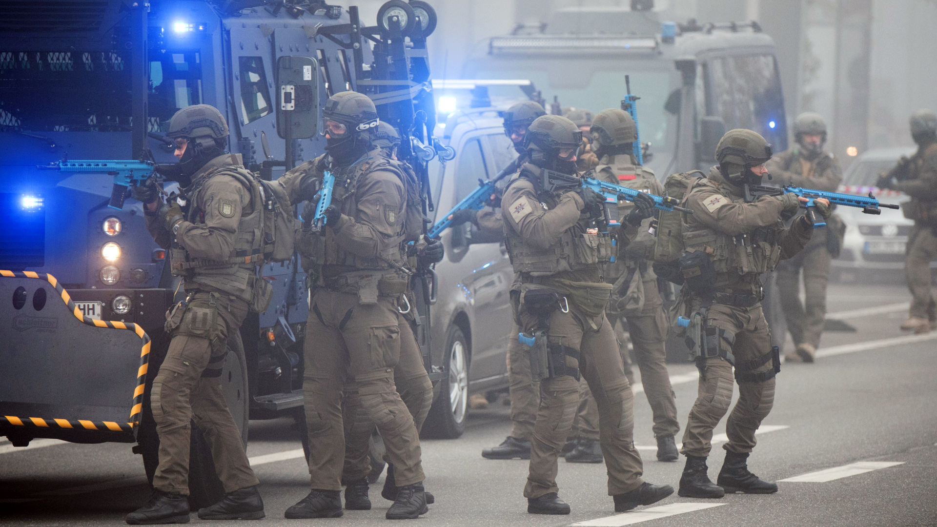 Spezialkräfte bei einer Anti-Terror-Übung in Hamburg | Bildquelle: dpa